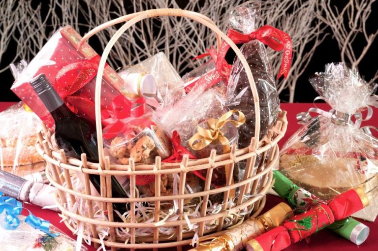 Homemade-Christmas-Themed-Gift-Basket-and-Hamper-Ideas-For-Families